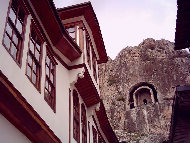 Amasya evi ve kaya mezarlarý [Tevfik Oda]