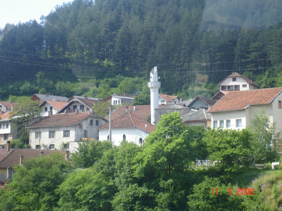 Bosna da minaresi bombalanmýþ bir cami [Kemal Gönen]
